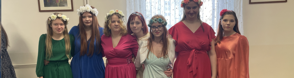 Dziewczęta w eleganckich sukniach