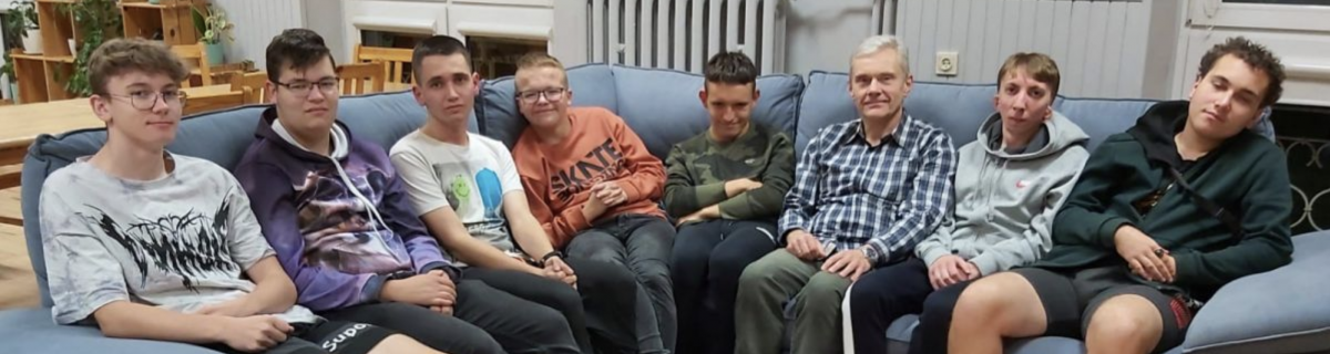 Wychowankowie i wychowawca w świetlicy internatu