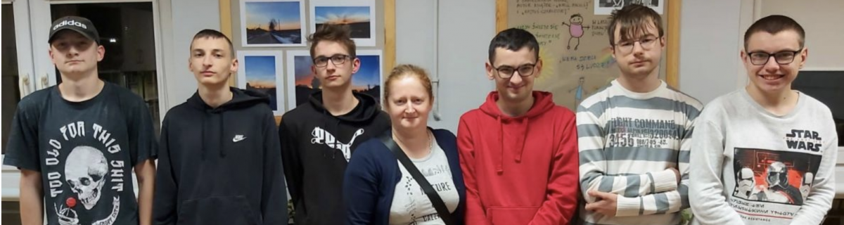 Grupa nastoletnich chłopców z wychowawczynią
