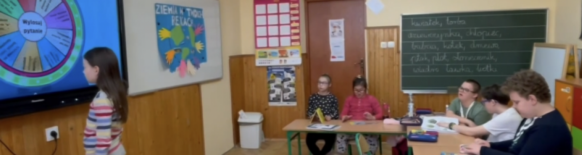 Uczennica korzystająca z tablicy multimedialnej