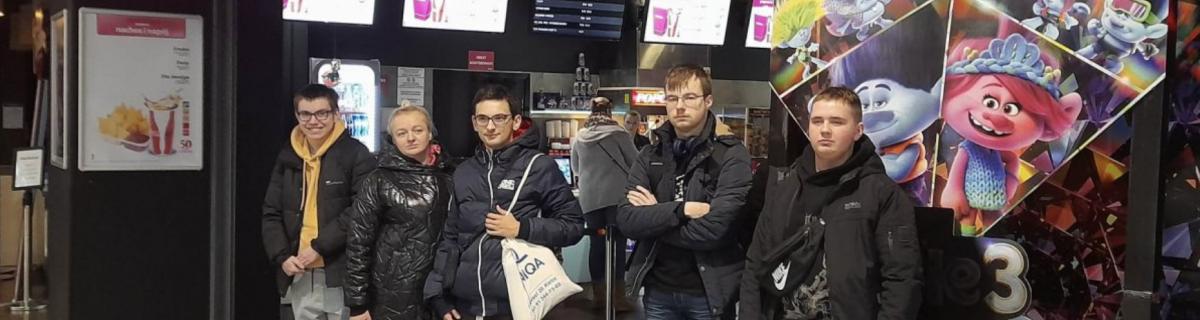 Chłopcy z wychowawczynią w kinie