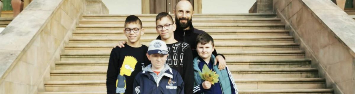 Uczniowie i wychowawca na schodach do muzeum