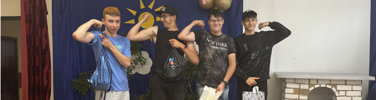 Chłopcy prezentują swoje mięśnie