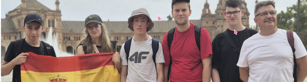 Uczniowie z flagą Hiszpanii