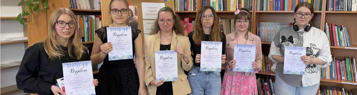 Uczniowie z dyplomami konkursu recytatorskiego