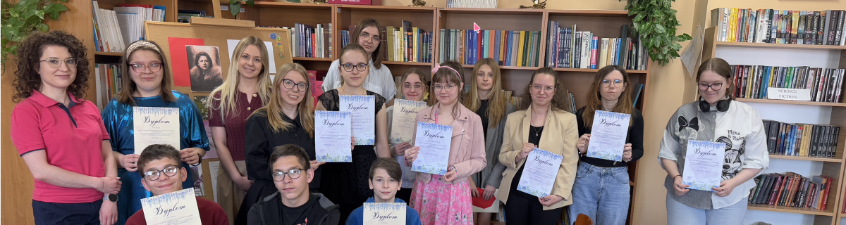 Uczniowie z dyplomami konkursu recytatorskiego