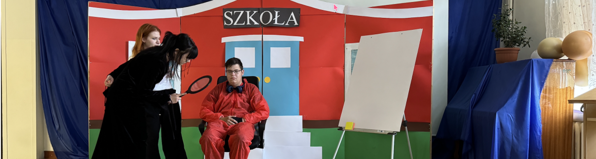 Uczniowie na scenie podczas akademii