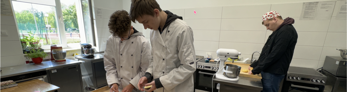 Uczniowie w pracowni cukierniczej