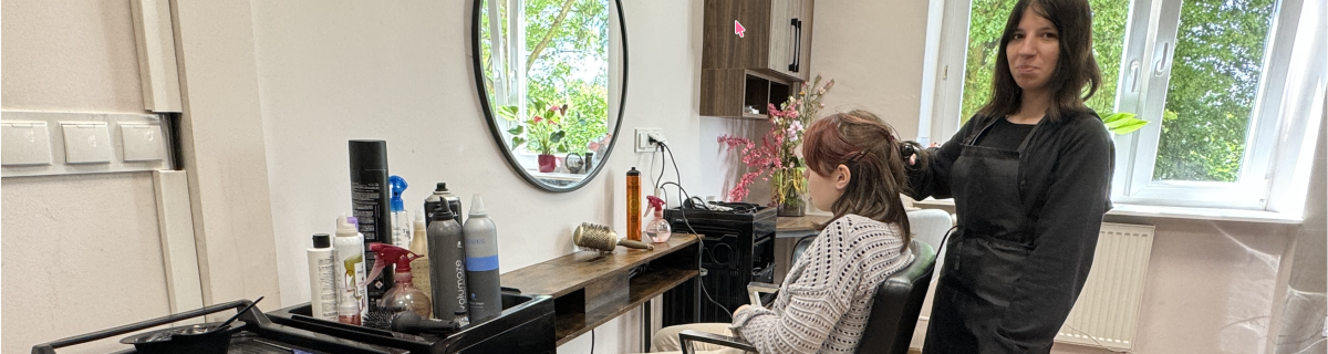 Uczennice w pracowni fryzjerskiej