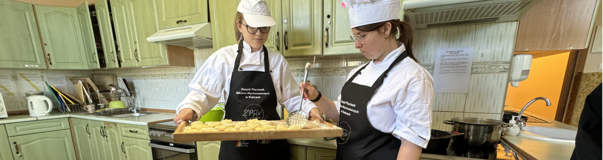 Uczniowie w pracowni kucharskiej