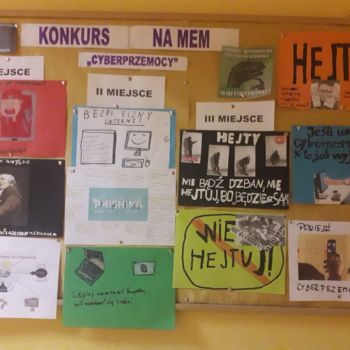 na ławce znajdują się prace plastyczne dzieci