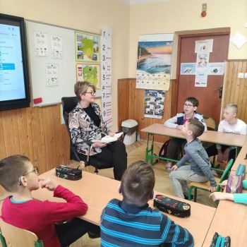 Pani dyrektor czyta dzieciom lekturę "Plastusiowy pamiętnik".