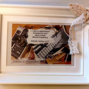 Ramka z pamiątkowym zdjęciem przedstawiającym szkołę oraz życzenia. 