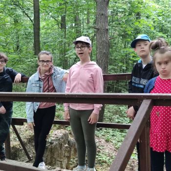 Uczniowie SOSW spacerujący po Karczówce