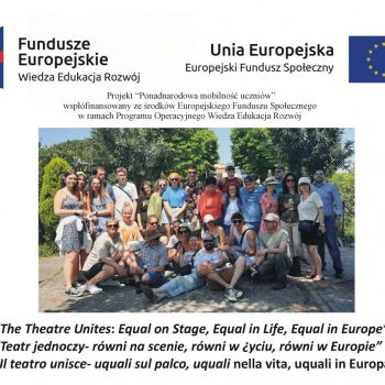 Grupa młodzieży i nauczycieli z Polski i Włoch pozuje do wspólnego zdjęcia. Na zdjęciu znajdują się symbole Unii Europejskiej oraz Funduszy Europejskich