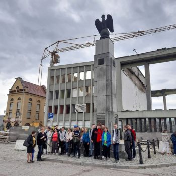 Pomnik Niepodległości na tle odnawianego Dworca PKP.