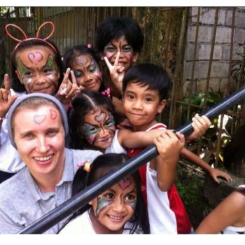 Zabawa z dziećmi na Filipinach