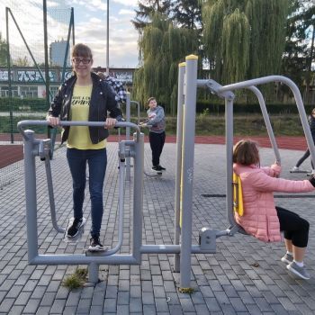 Dzieci ćwiczą na siłowni plenerowej.