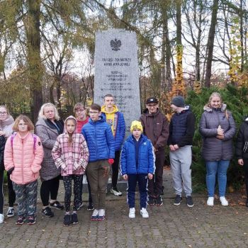 Wspólne zdjęcie przy pomniku Oddziału Armii Krajowej „Wybranieccy”.