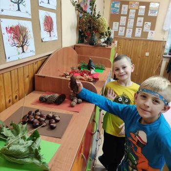 Uczniowie klasy 1 a zapoznają się z darami jesieni