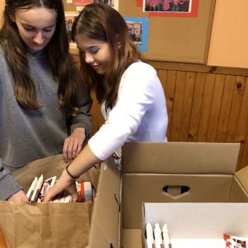 Dziewczyny szykują słodki poczęstunek.