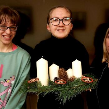 Gotowy wieniec adwentowy wykonany przez wychowanków grup wychowawczych.