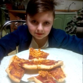 Przygotowana  pizza gotowa do skonsumowania .