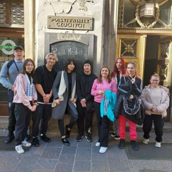 Grupa uczniów podczas wycieczki do Krakowa. 