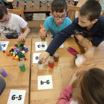 Uczniowie klasy 3 rozwiązują zadanie z projektu