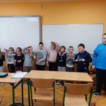 Dzieci z klas 1-3 SP prezentują wykonany wspólnie łańcuch.