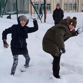 Dziewczynka i Chłopiec rzucają ścieżkami.