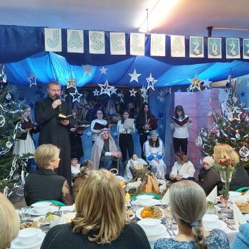 Ksiądz Marcin Kałuża podczas czytania ewangelii