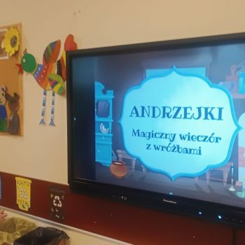 Daria czyta tekst na tablicy interaktywnej.