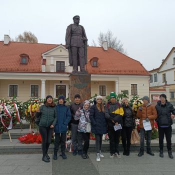 Grupa uczniów przed pomnikiem Józefa Piłsudskiego