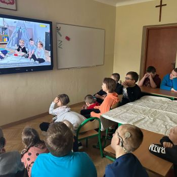 Uczniowie klas I-III oglądają prezentację o zmysłach