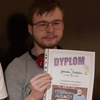 chłopiec prezentuje swój dyplom