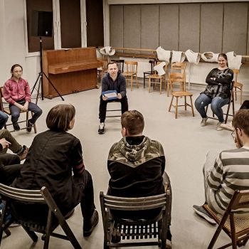 Dzieci i młodzież podczas zajęć teatralnych.
