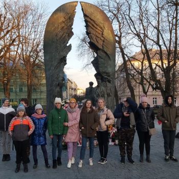Wspólne zdjęcie na tle pomnika.