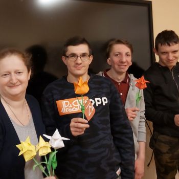 Zdjęcia chłopców z tulipanami z origami 