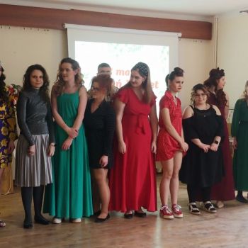 Grupa uczniów podczas występu.