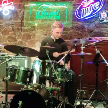 Michał z klasy 3aBS gra na perkusji