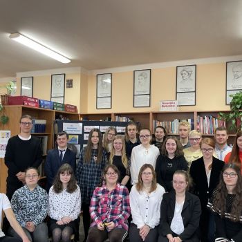 Uczestnicy konkursu w szkolnej bibliotece.