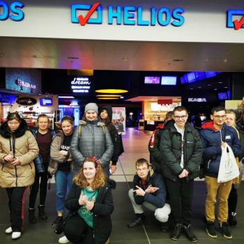 dzieci stoją przed kinem