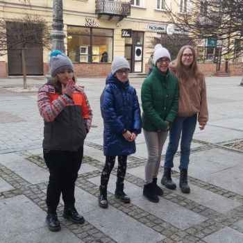 grupa dziewcząt na kieleckim deptaku