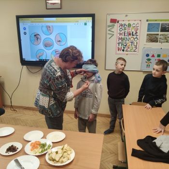 Uczeń probuje produkty za pomoca zmysłu smaku