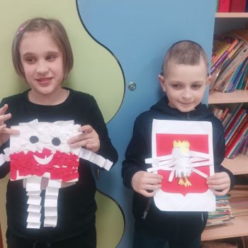 Agatka i Miłosz prezentują swoje prace z okazji świąt majowych.