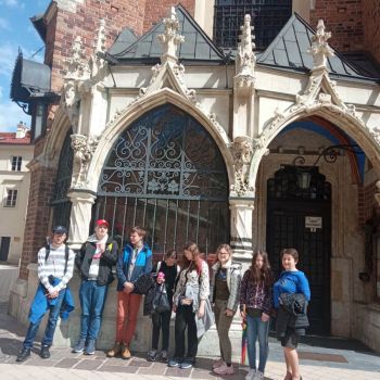 Uczniowie przed drzwiami Kościoła Mariackiego