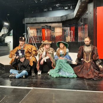 Młodzież w kostiumach na scenie Teatru podczas wycieczki. 