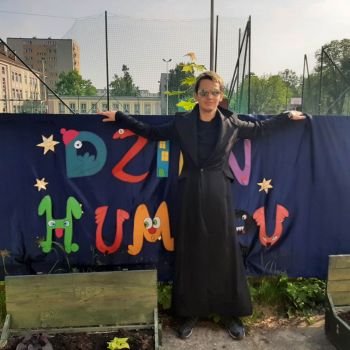 Chłopiec na tle napisu "Dzień humoru".