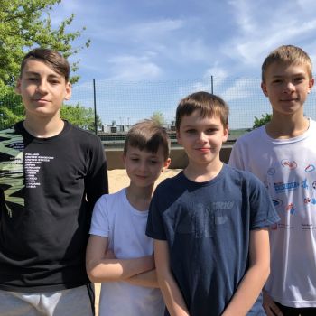 Chłopcy ze szkoły podstawowej gotowi do gry w piłkę.